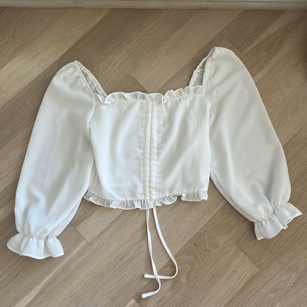 White top with long sleeves